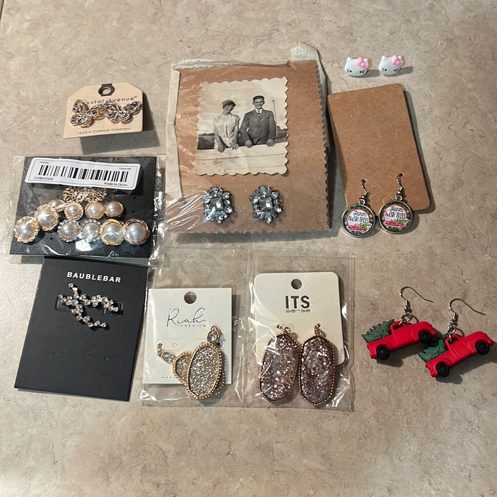 Women’s earring lot